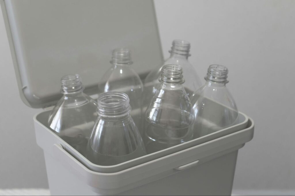 プラスチック容器に、空のペットボトルが入っている画像。