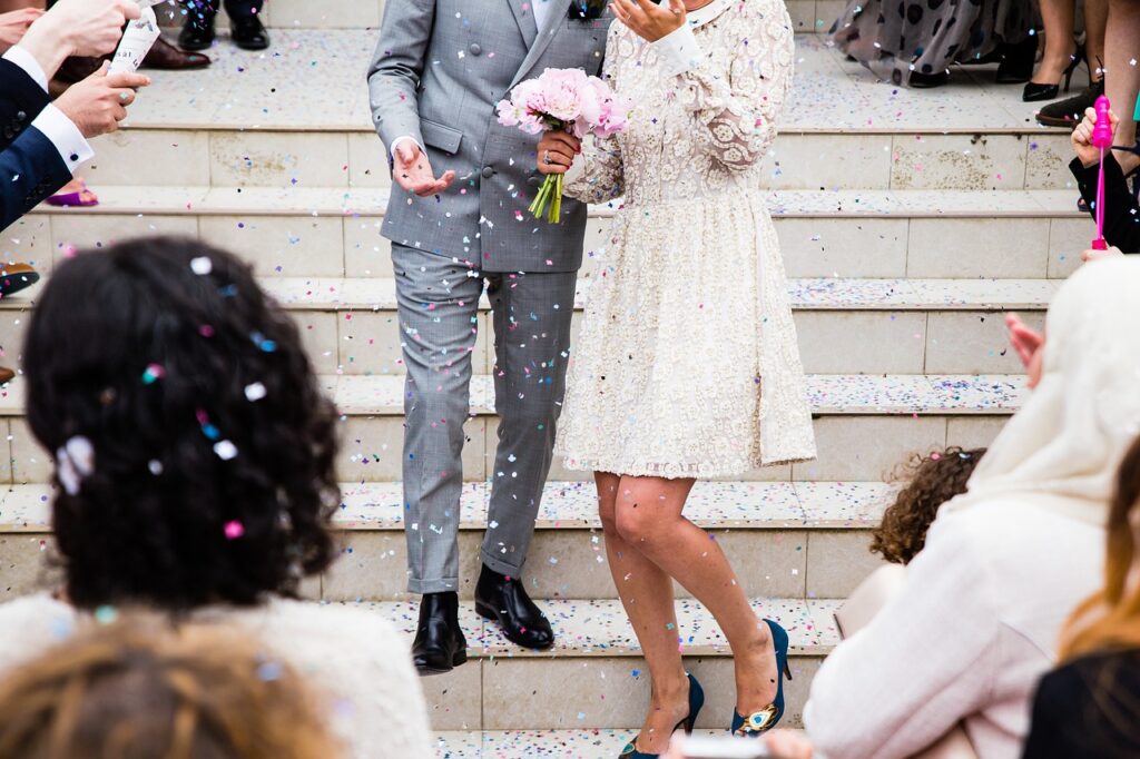 挙式後のアフターセレモニーの写真。
ゲストが、結婚式を迎えた二人を、祝福している写真。