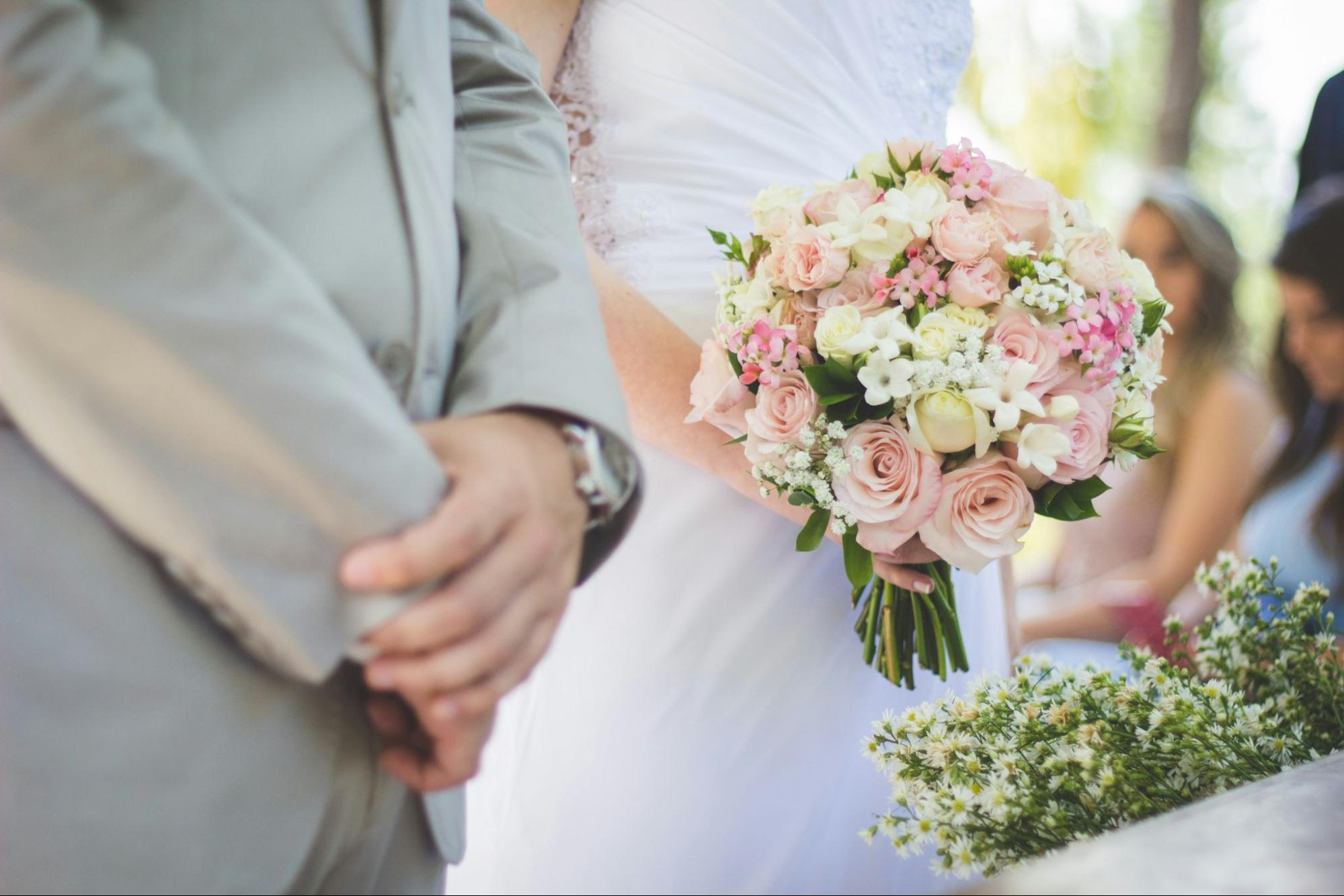 花嫁と花婿が並んでいる写真